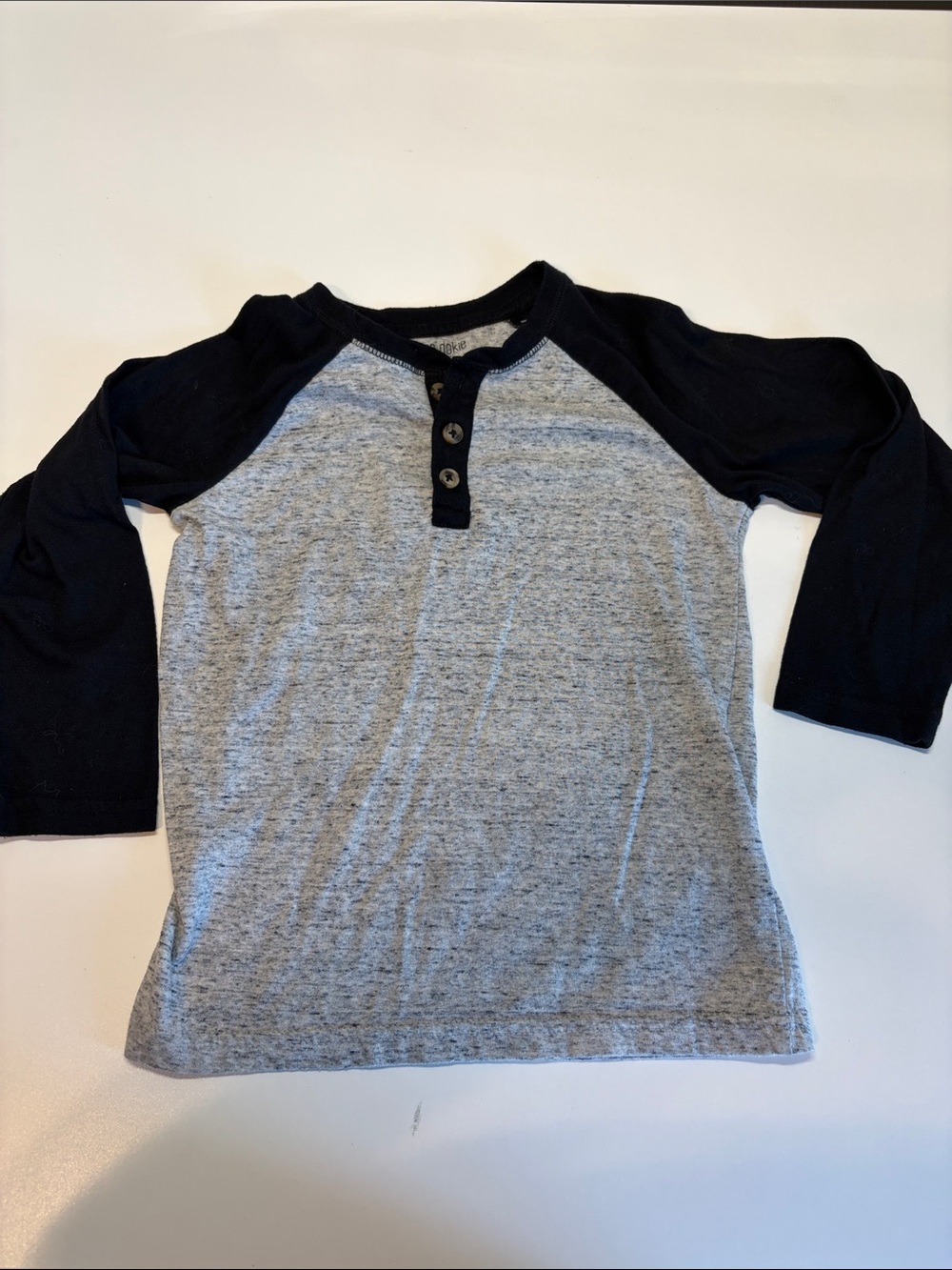 okie dokie Two-Tone Raglan Henley Long Sleeve Shirt - Gray & Black